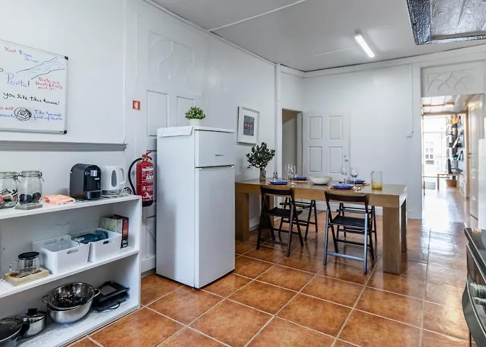 Porto 61 - Bright 2Br W/ Balcony By Lovelystay